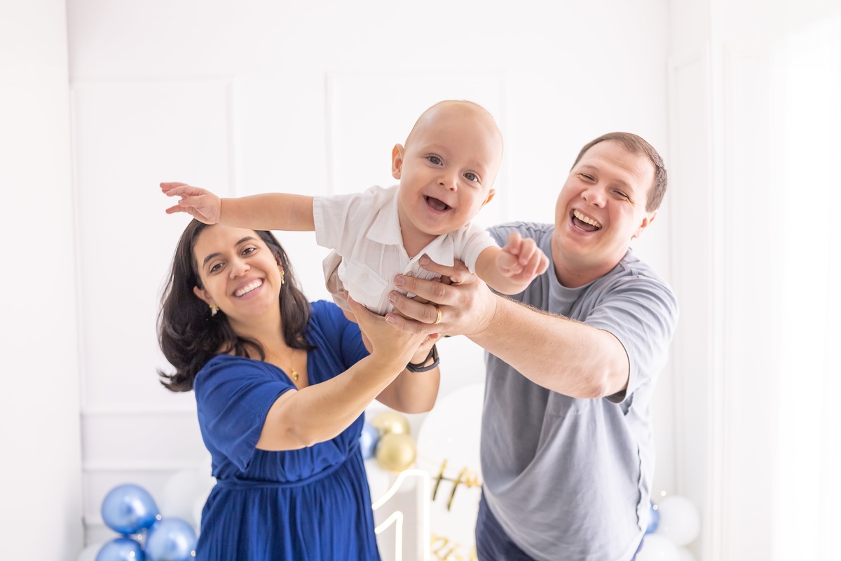 Ensaio Smash the cake em estudio. Fotografo em londrina especializado em ensaios de bebes e crianças. Momento registrado pela fotografa Giscellayne