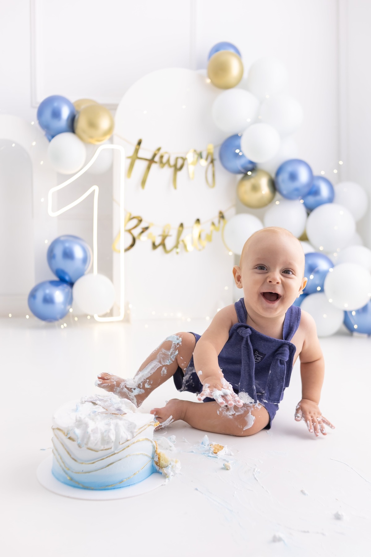 Ensaio Smash the cake em estudio. Fotografo em londrina especializado em ensaios de bebes e crianças. Momento registrado pela fotografa Giscellayne