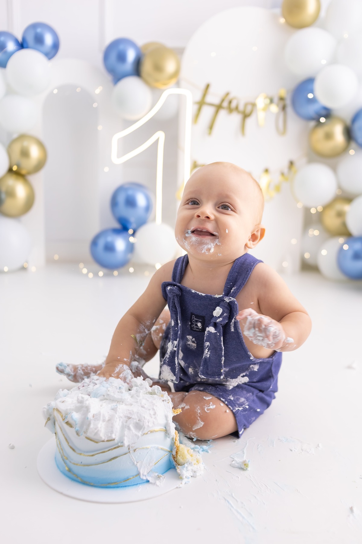 Ensaio Smash the cake em estudio. Fotografo em londrina especializado em ensaios de bebes e crianças. Momento registrado pela fotografa Giscellayne