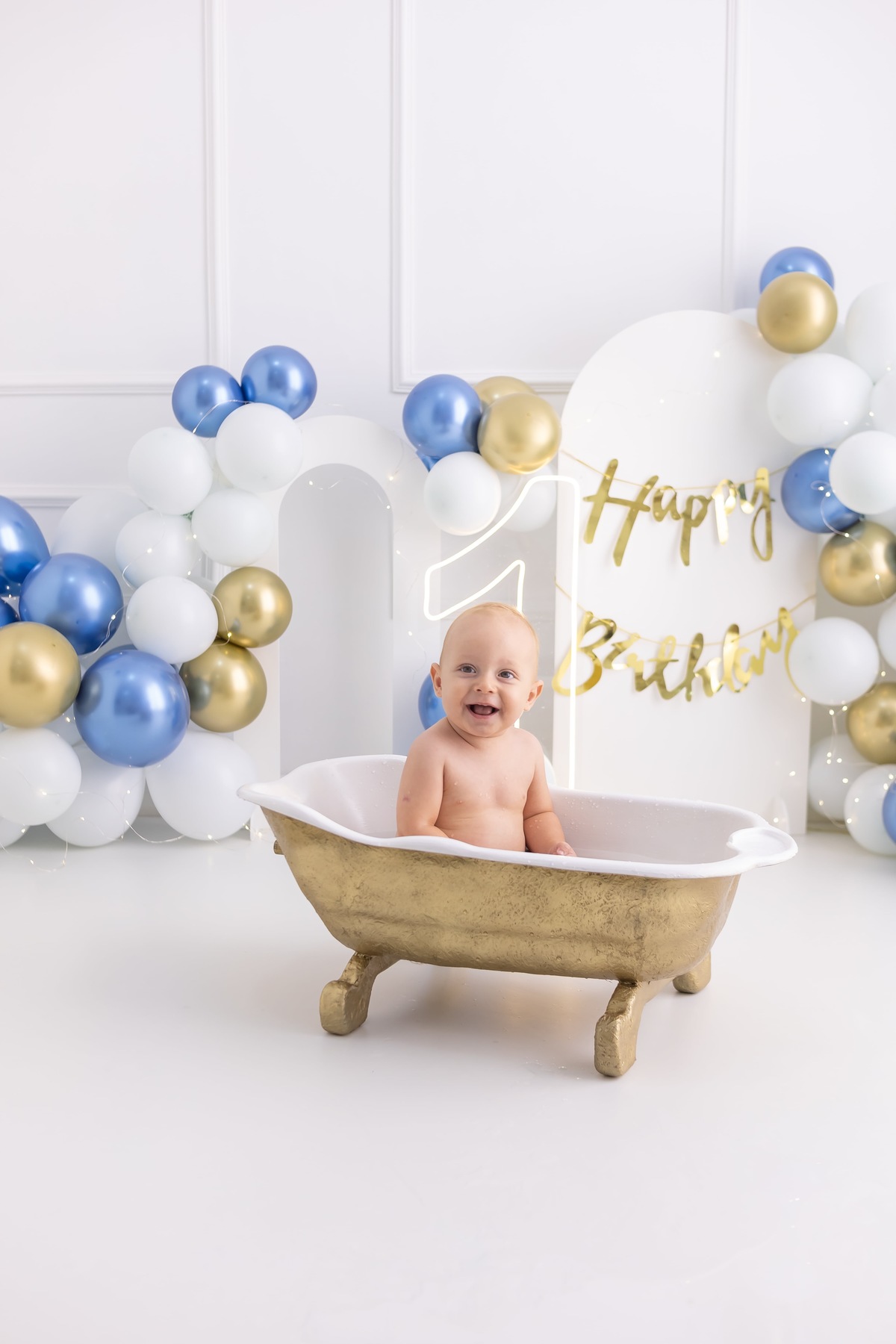 Ensaio Smash the cake em estudio. Fotografo em londrina especializado em ensaios de bebes e crianças. Momento registrado pela fotografa Giscellayne