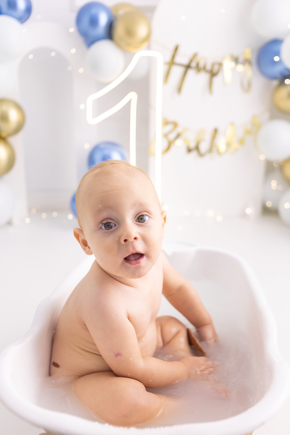 Ensaio Smash the cake em estudio. Fotografo em londrina especializado em ensaios de bebes e crianças. Momento registrado pela fotografa Giscellayne