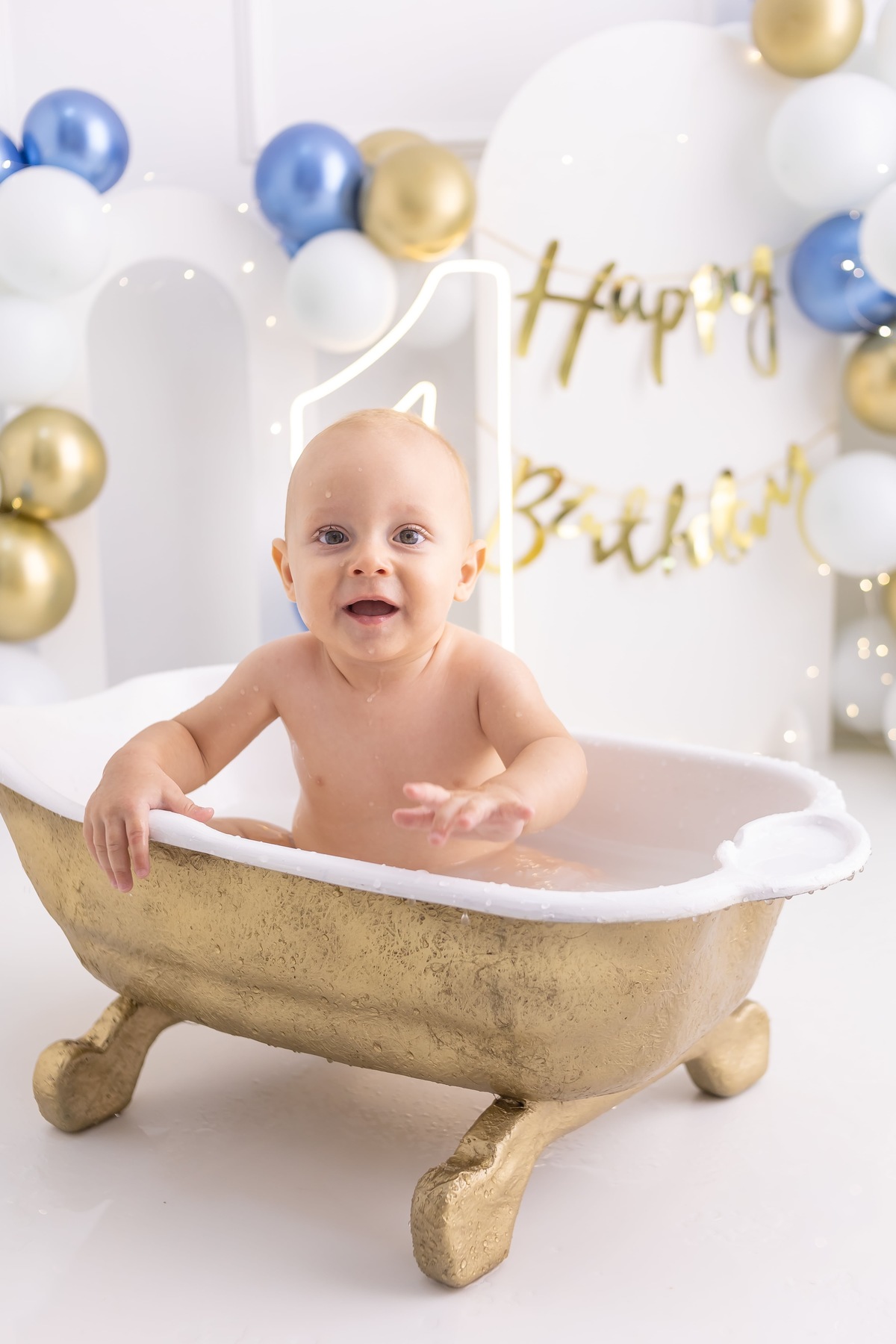 Ensaio Smash the cake em estudio. Fotografo em londrina especializado em ensaios de bebes e crianças. Momento registrado pela fotografa Giscellayne