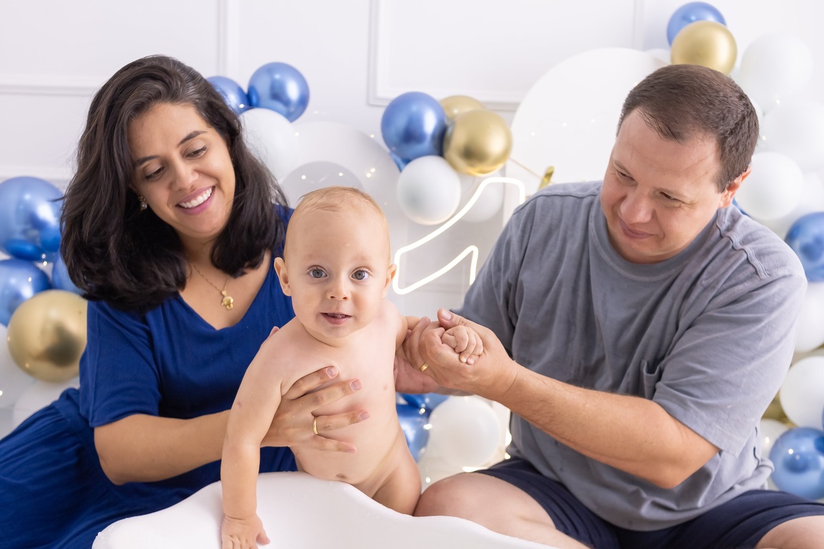 Ensaio Smash the cake em estudio. Fotografo em londrina especializado em ensaios de bebes e crianças. Momento registrado pela fotografa Giscellayne