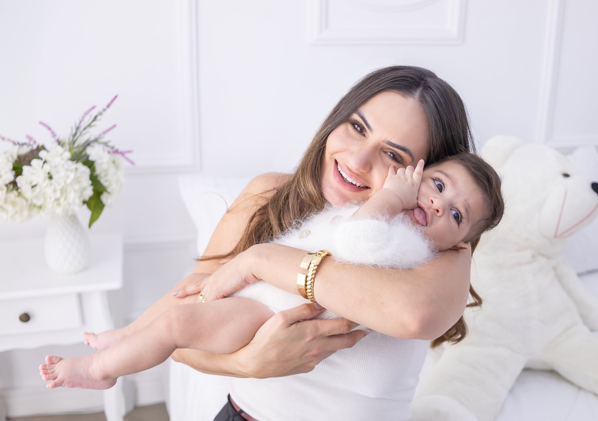 Ensaio de acompanhamento em estudio. Fotografo em londrina especializado em ensaios de bebes e crianças. Momento registrado pela fotografa Giscellayne.