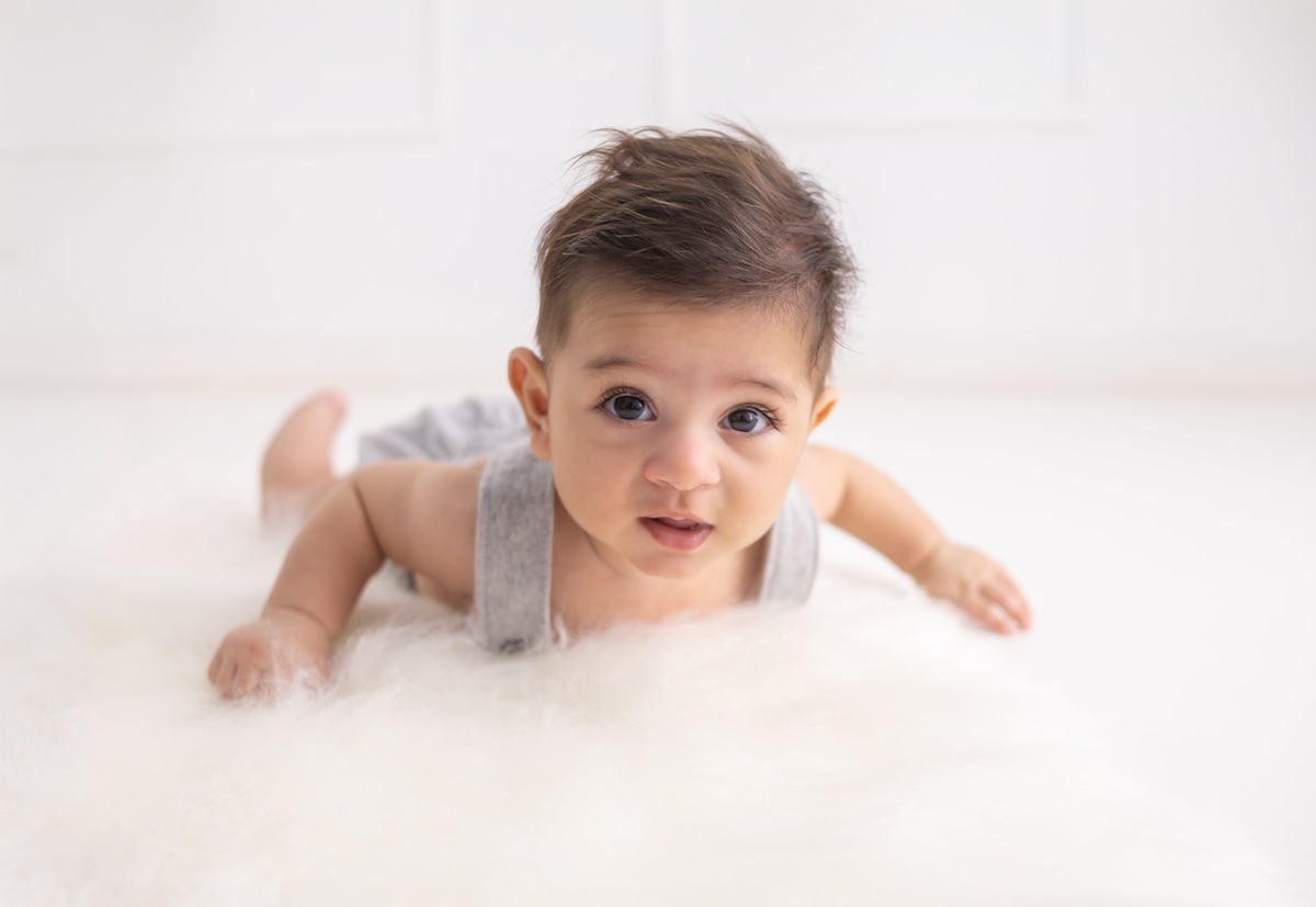 Ensaio de acompanhamento em estudio. Fotografo em londrina especializado em ensaios de bebes e crianças. Momento registrado pela fotografa Giscellayne.