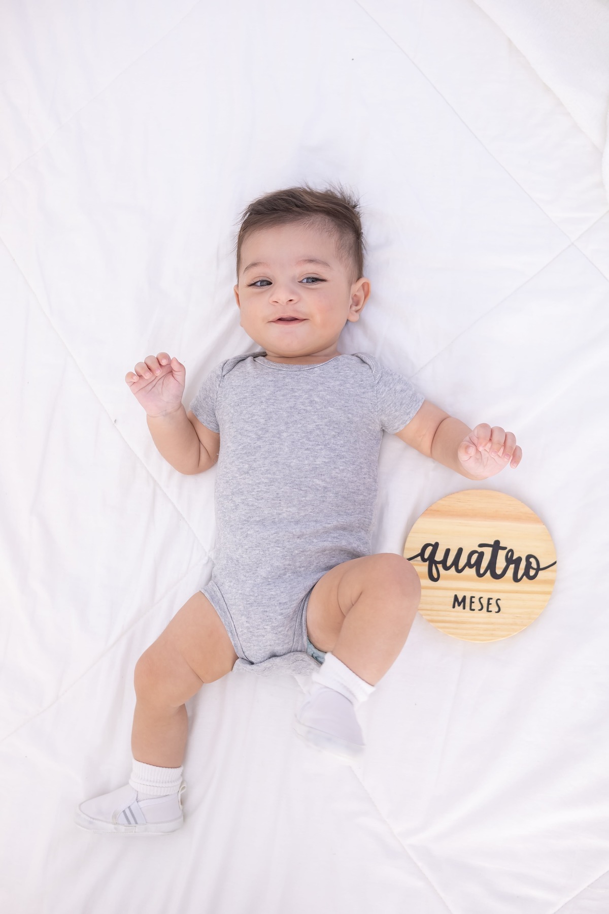 Ensaio de acompanhamento em estudio. Fotografo em londrina especializado em ensaios de bebes e crianças. Momento registrado pela fotografa Giscellayne.