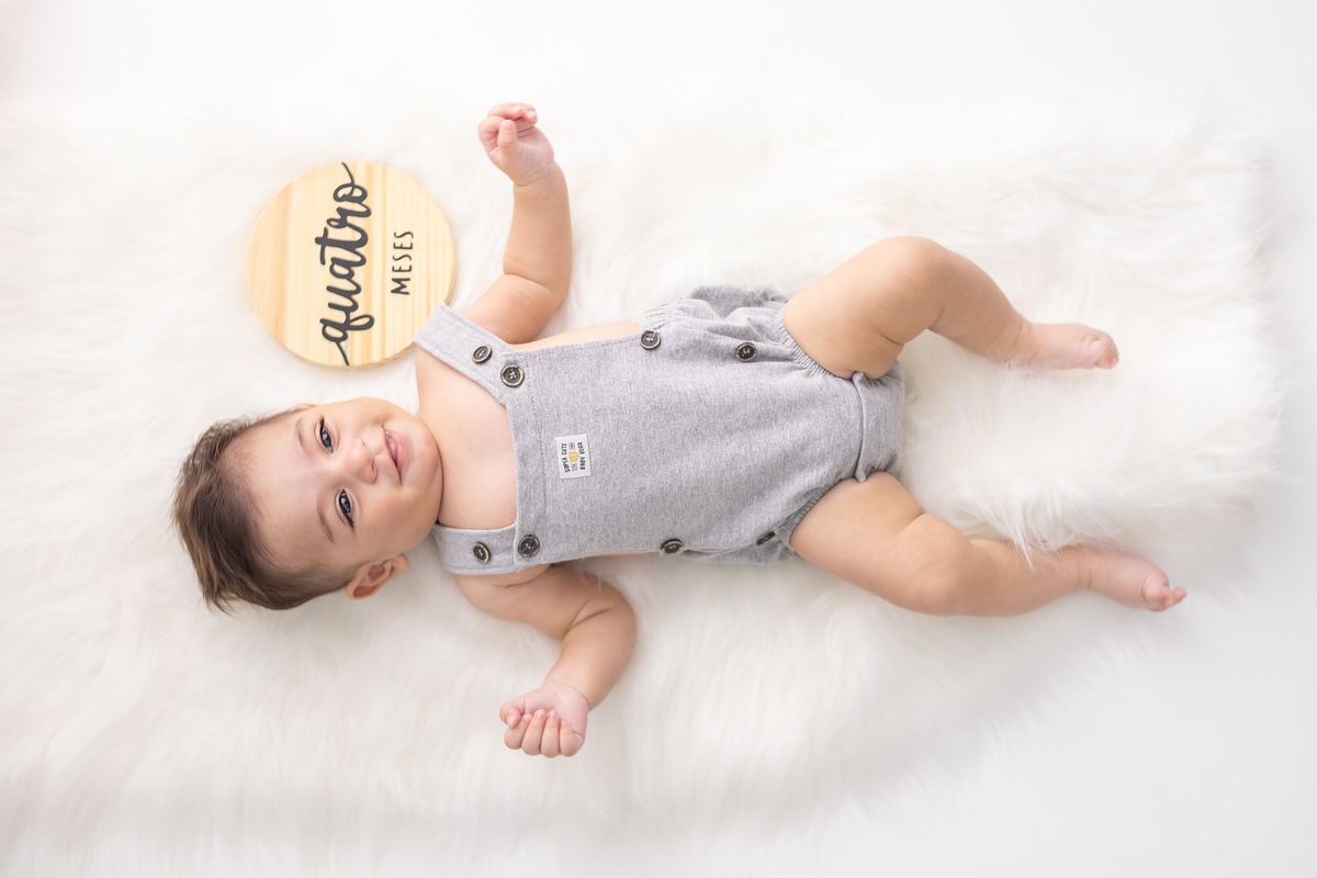 Ensaio de acompanhamento em estudio. Fotografo em londrina especializado em ensaios de bebes e crianças. Momento registrado pela fotografa Giscellayne.