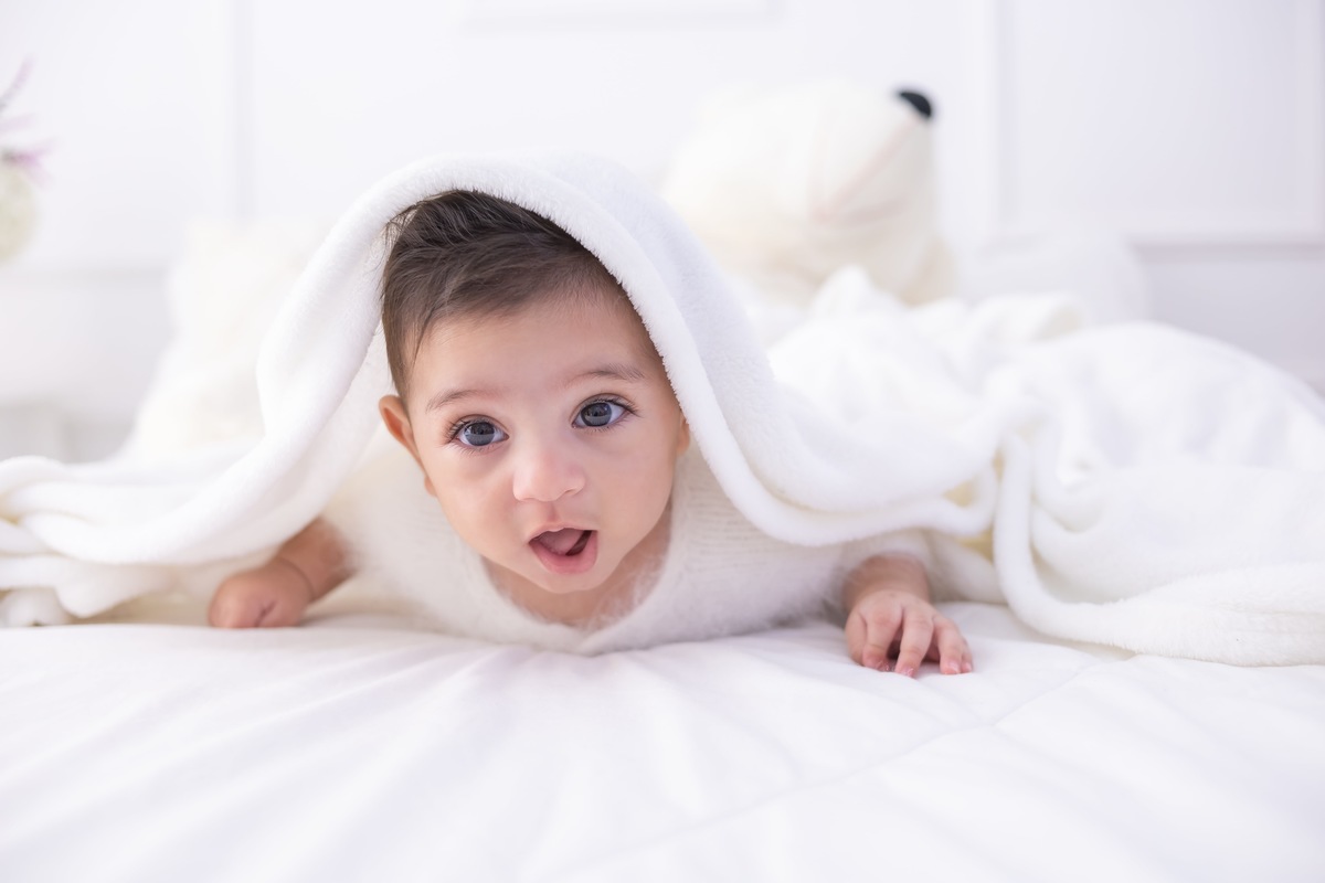 Ensaio de acompanhamento em estudio. Fotografo em londrina especializado em ensaios de bebes e crianças. Momento registrado pela fotografa Giscellayne.