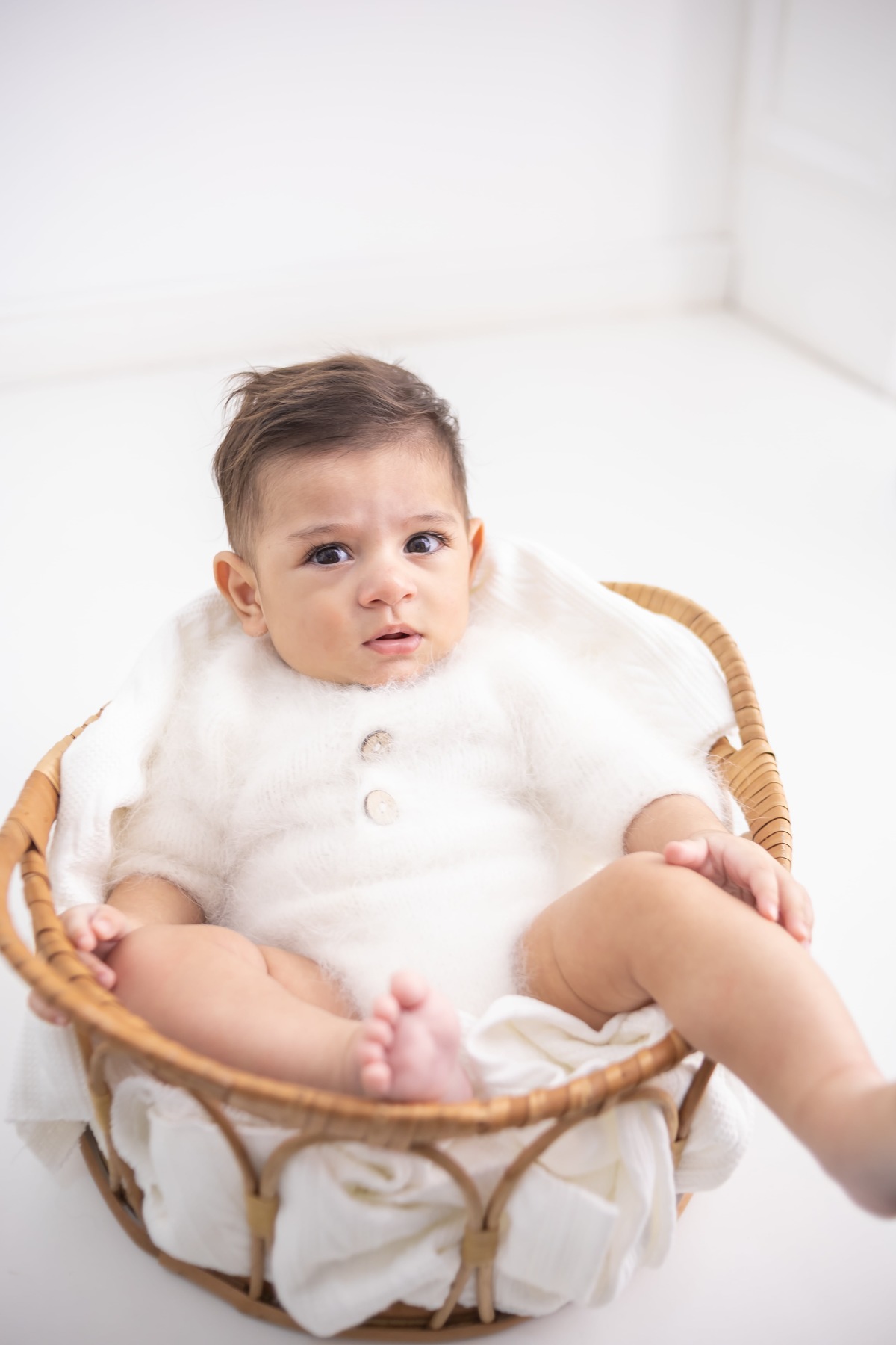 Ensaio de acompanhamento em estudio. Fotografo em londrina especializado em ensaios de bebes e crianças. Momento registrado pela fotografa Giscellayne.