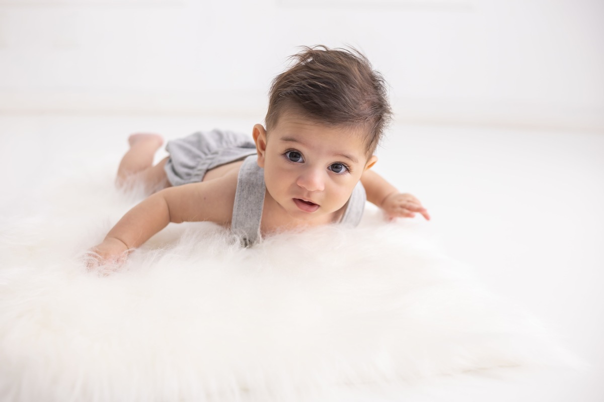 Ensaio de acompanhamento em estudio. Fotografo em londrina especializado em ensaios de bebes e crianças. Momento registrado pela fotografa Giscellayne.