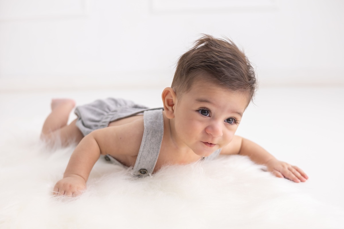 Ensaio de acompanhamento em estudio. Fotografo em londrina especializado em ensaios de bebes e crianças. Momento registrado pela fotografa Giscellayne.