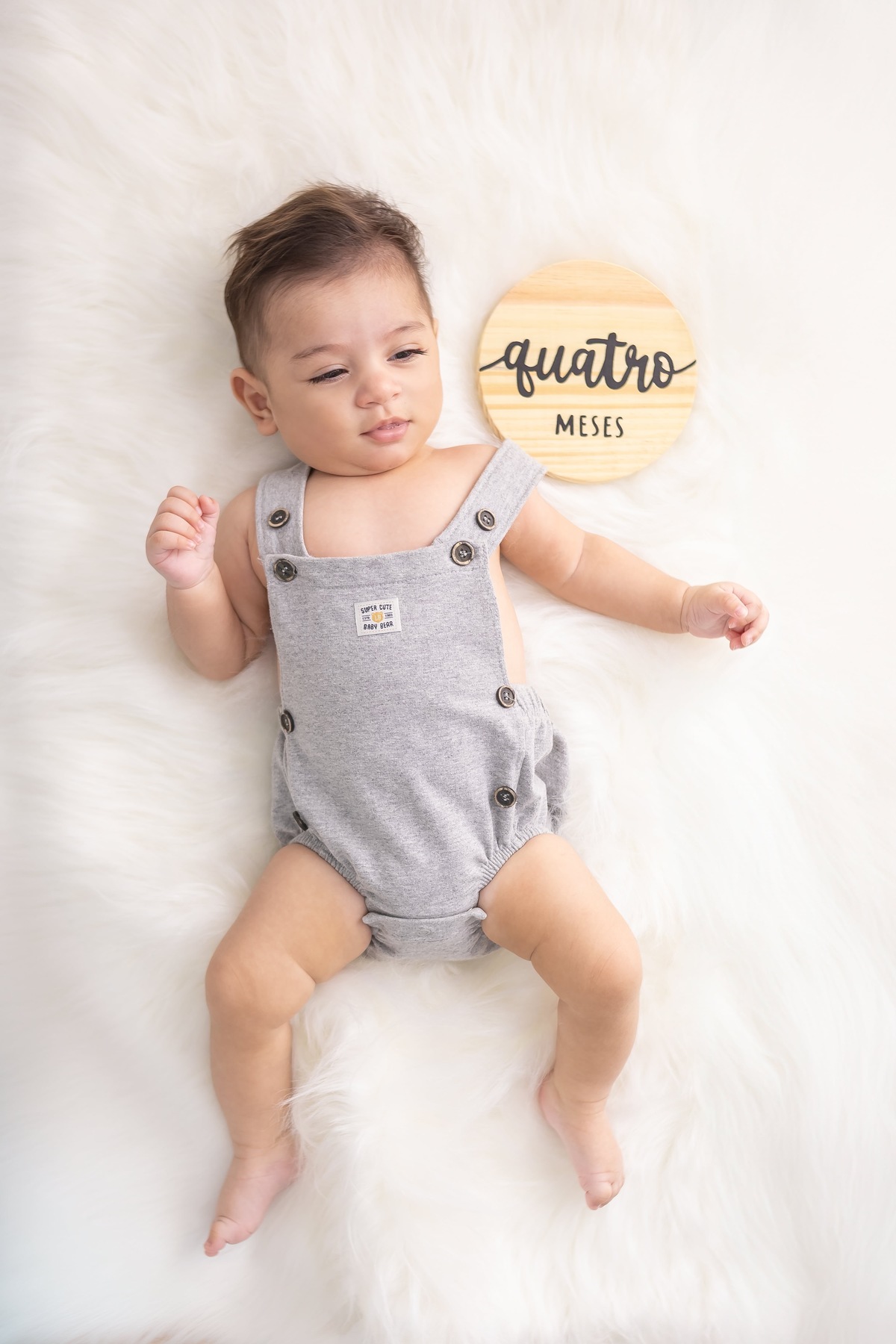 Ensaio de acompanhamento em estudio. Fotografo em londrina especializado em ensaios de bebes e crianças. Momento registrado pela fotografa Giscellayne.