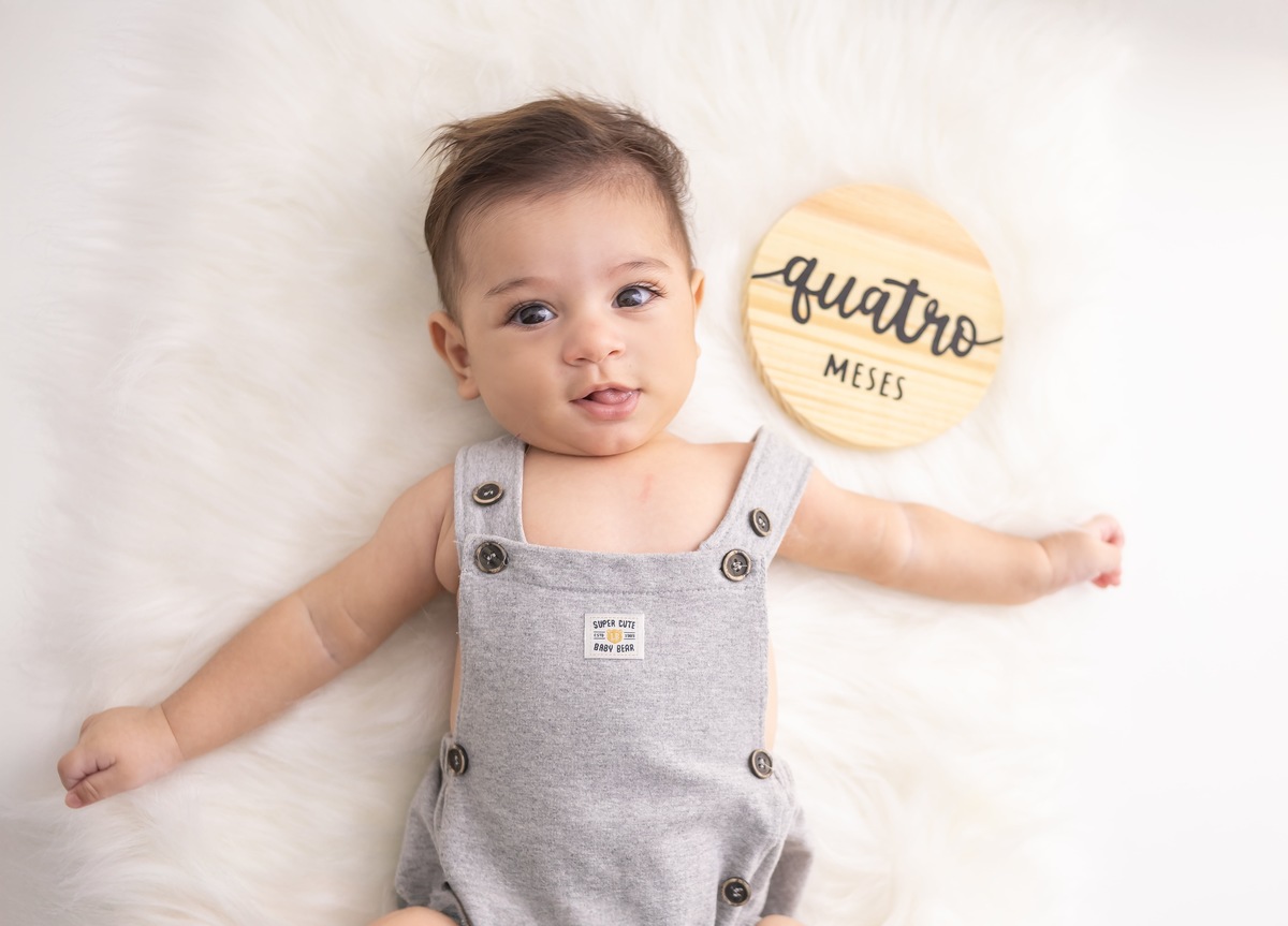 Ensaio de acompanhamento em estudio. Fotografo em londrina especializado em ensaios de bebes e crianças. Momento registrado pela fotografa Giscellayne.