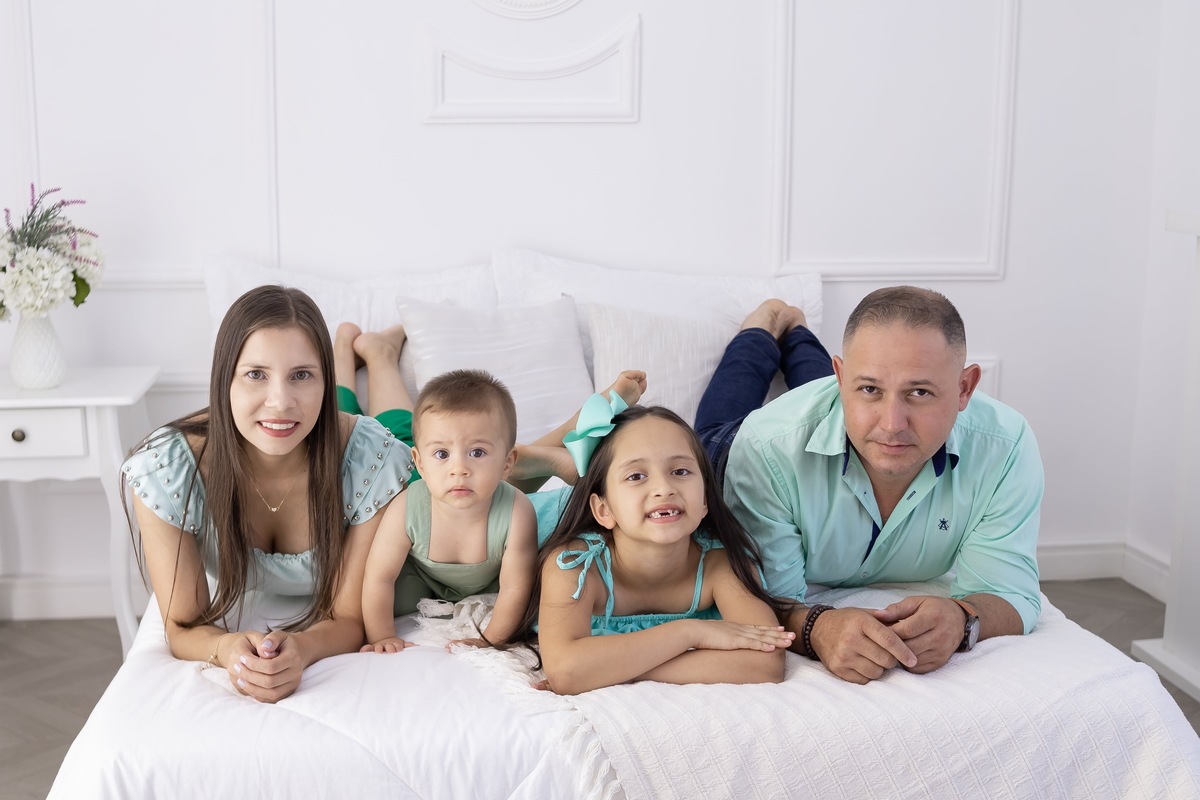 Ensaio de Smash the cake em estudio. Fotografo em londrina especializado em ensaios de bebes e crianças. Momento registrado pela fotografa Giscellayne.