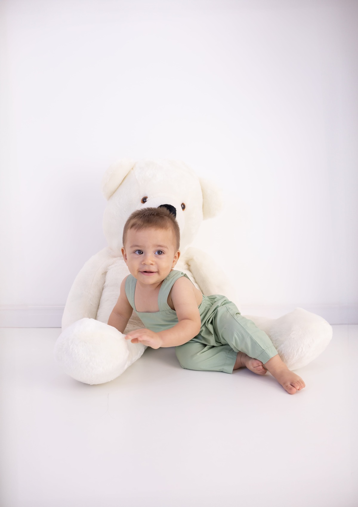 Ensaio de Smash the cake em estudio. Fotografo em londrina especializado em ensaios de bebes e crianças. Momento registrado pela fotografa Giscellayne.