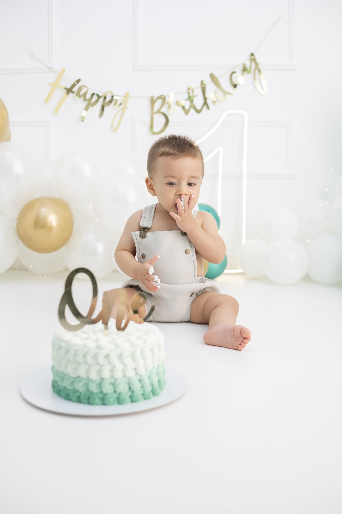 Ensaio de Smash the cake em estudio. Fotografo em londrina especializado em ensaios de bebes e crianças. Momento registrado pela fotografa Giscellayne.