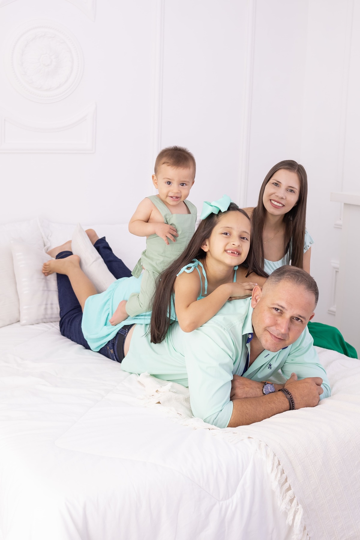 Ensaio de Smash the cake em estudio. Fotografo em londrina especializado em ensaios de bebes e crianças. Momento registrado pela fotografa Giscellayne.