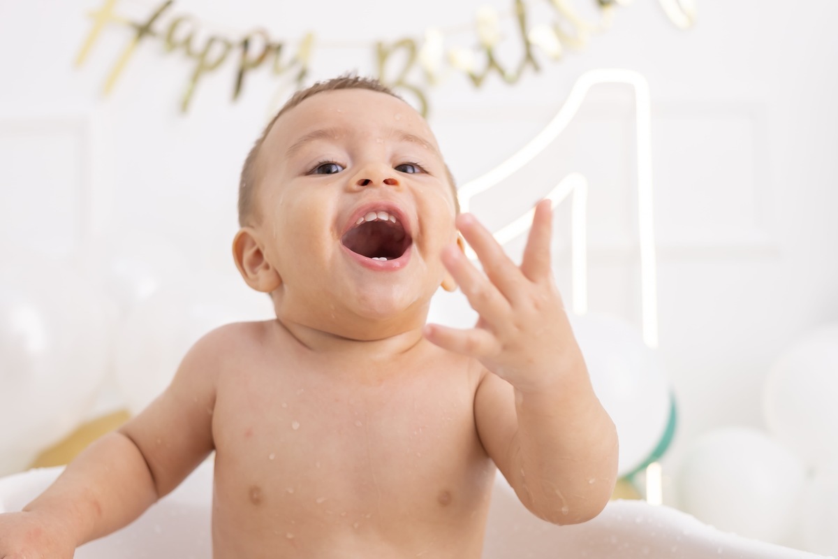 Ensaio de Smash the cake em estudio. Fotografo em londrina especializado em ensaios de bebes e crianças. Momento registrado pela fotografa Giscellayne.