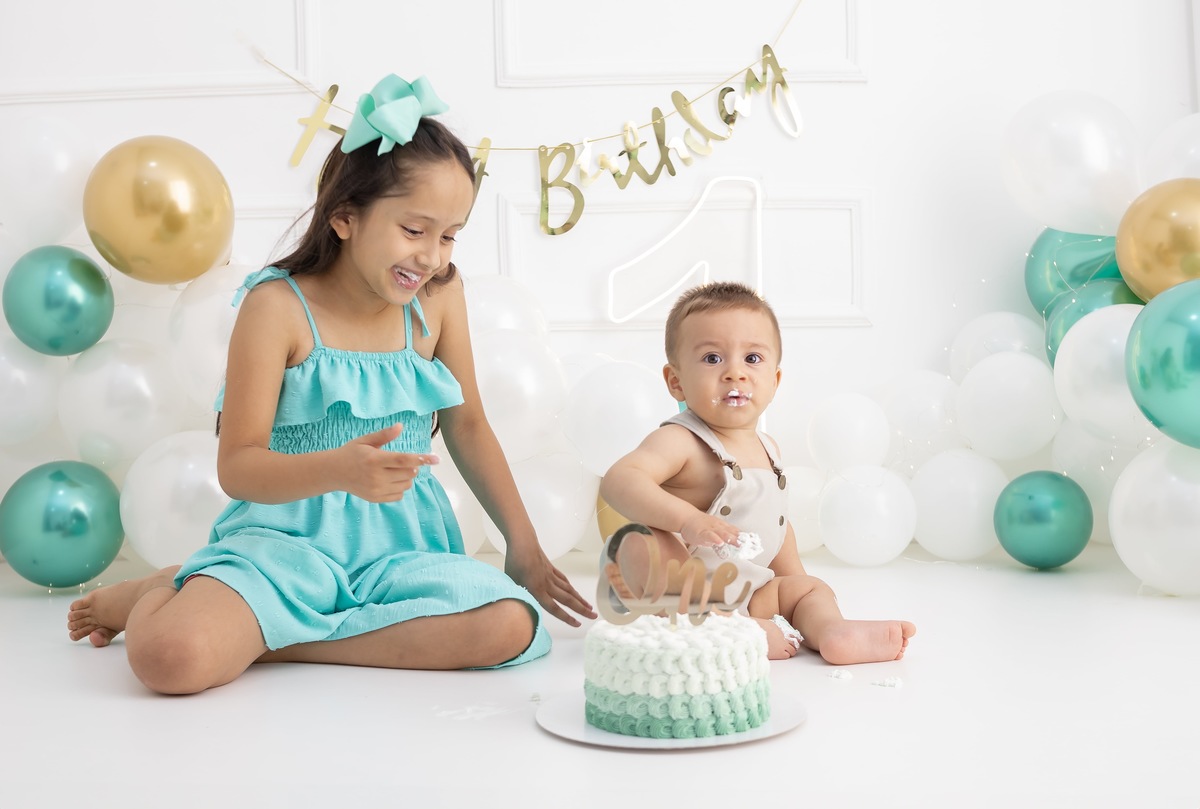 Ensaio de Smash the cake em estudio. Fotografo em londrina especializado em ensaios de bebes e crianças. Momento registrado pela fotografa Giscellayne.
