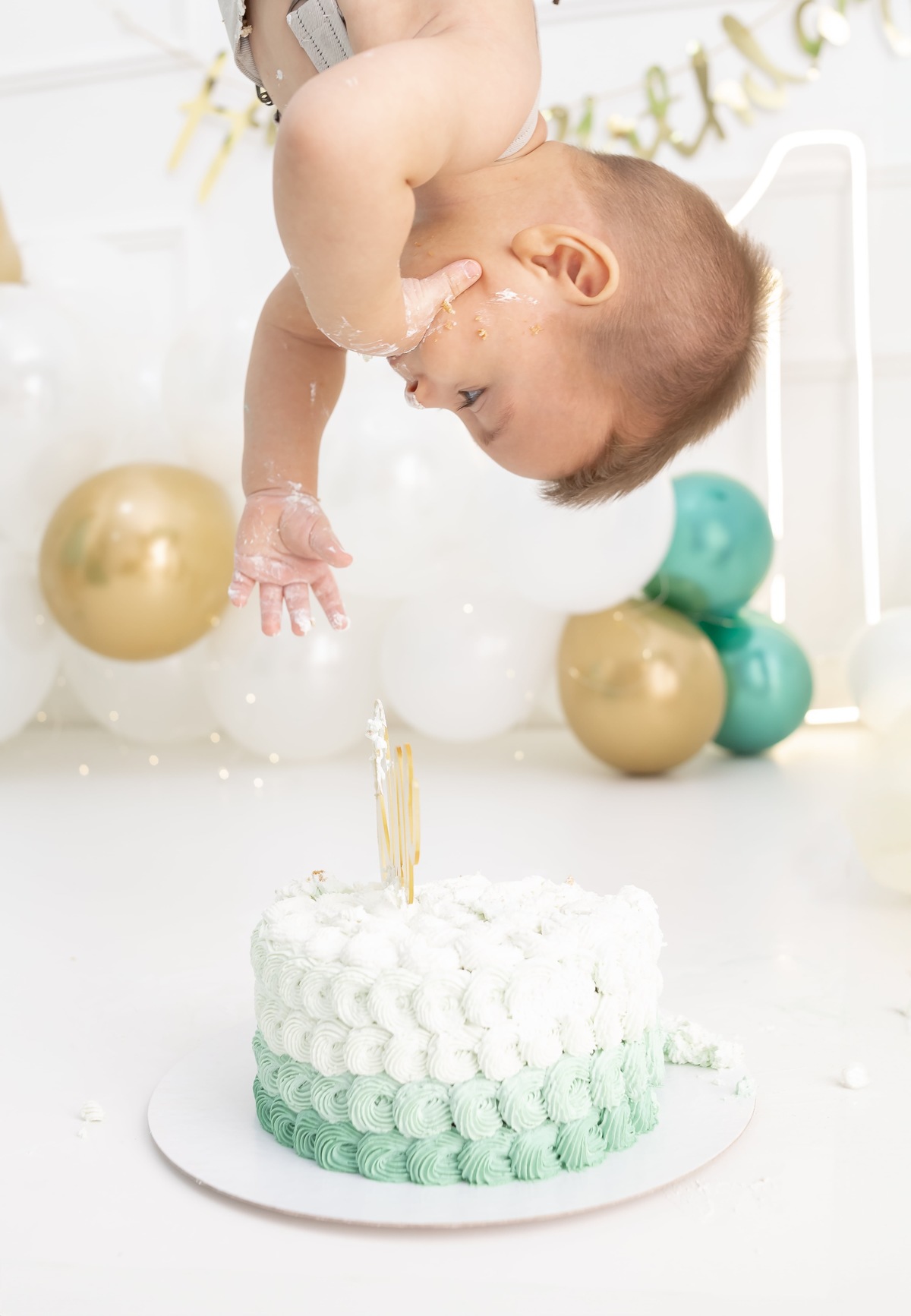 Ensaio de Smash the cake em estudio. Fotografo em londrina especializado em ensaios de bebes e crianças. Momento registrado pela fotografa Giscellayne.