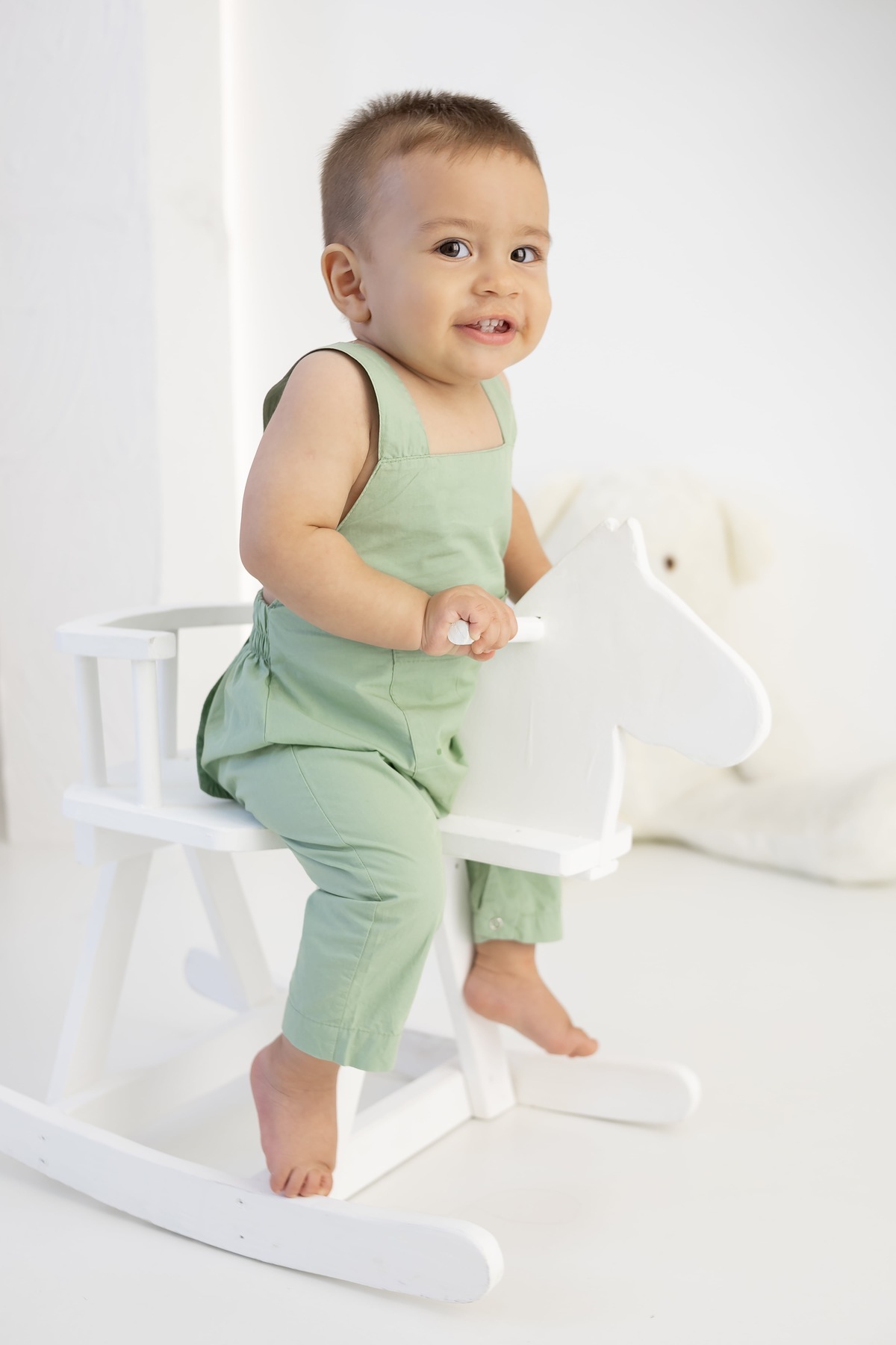 Ensaio de Smash the cake em estudio. Fotografo em londrina especializado em ensaios de bebes e crianças. Momento registrado pela fotografa Giscellayne.