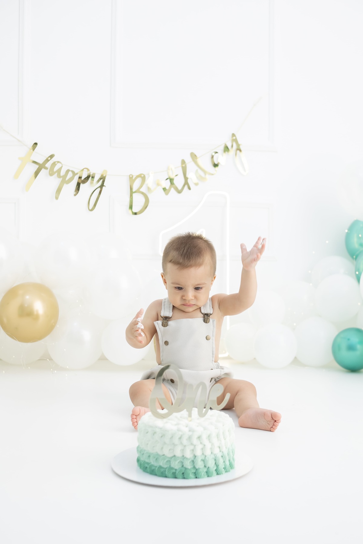 Ensaio de Smash the cake em estudio. Fotografo em londrina especializado em ensaios de bebes e crianças. Momento registrado pela fotografa Giscellayne.