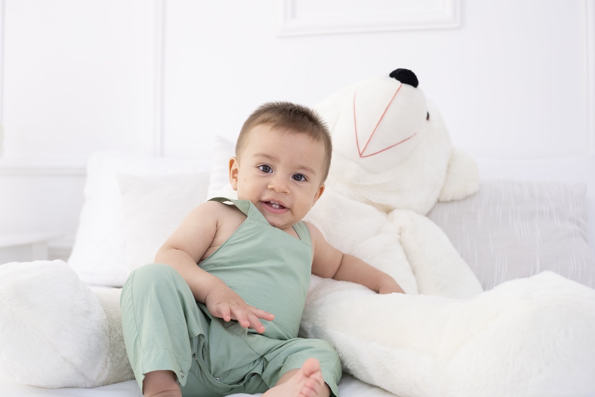 Ensaio de Smash the cake em estudio. Fotografo em londrina especializado em ensaios de bebes e crianças. Momento registrado pela fotografa Giscellayne.