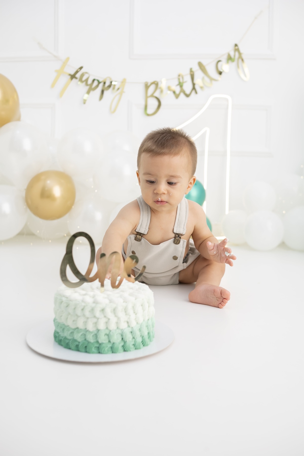 Ensaio de Smash the cake em estudio. Fotografo em londrina especializado em ensaios de bebes e crianças. Momento registrado pela fotografa Giscellayne.