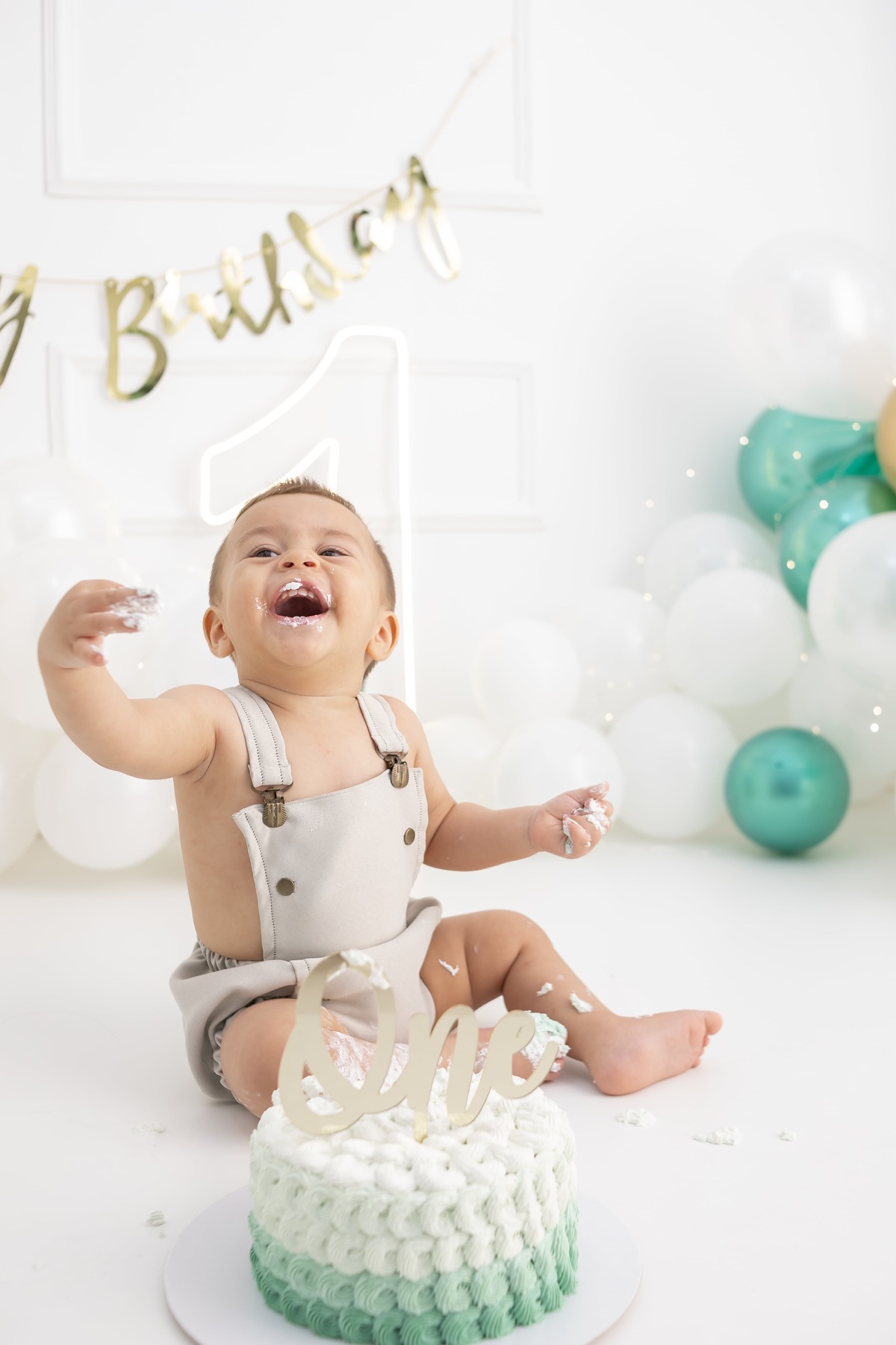 Ensaio de Smash the cake em estudio. Fotografo em londrina especializado em ensaios de bebes e crianças. Momento registrado pela fotografa Giscellayne.