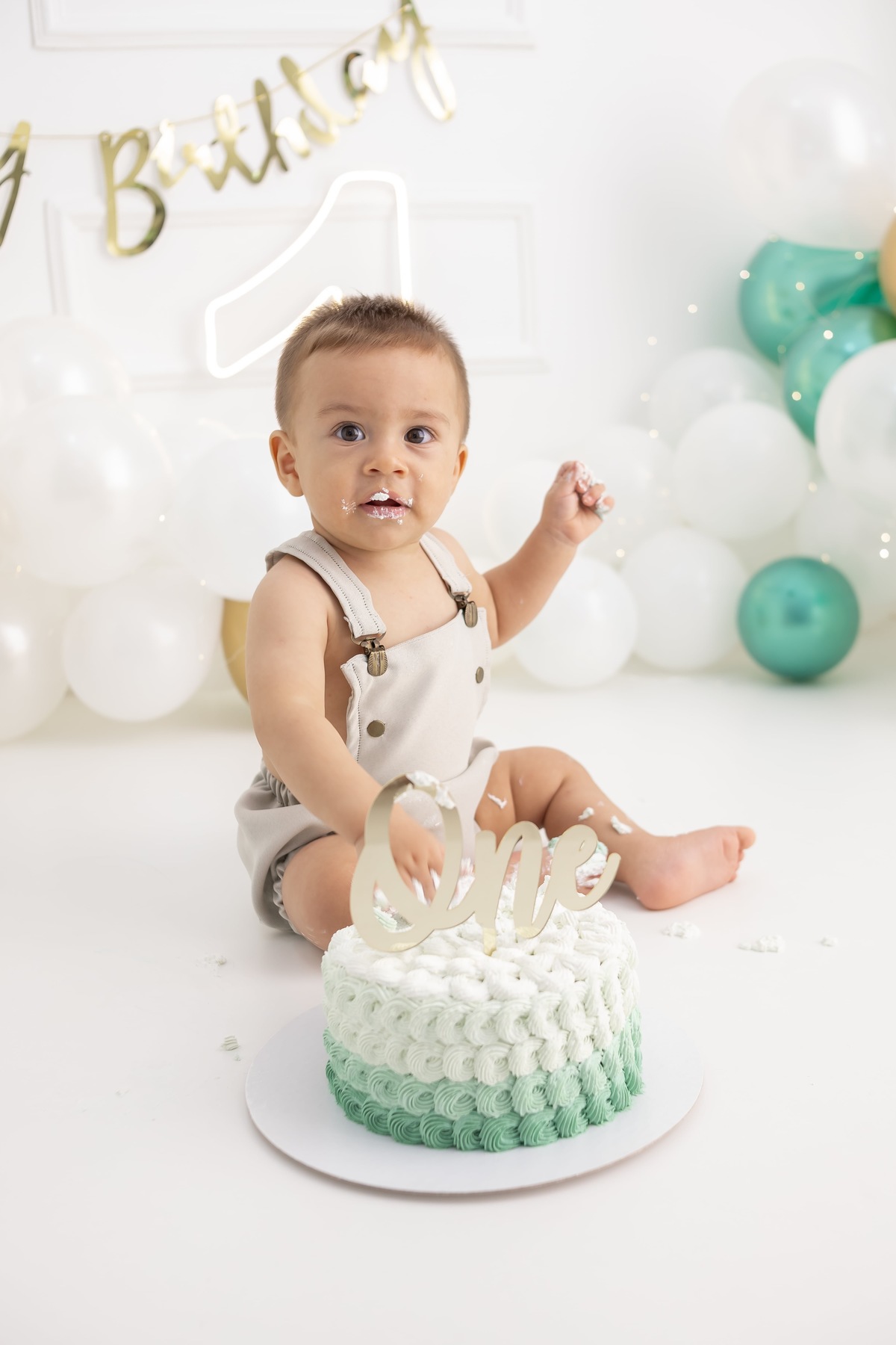 Ensaio de Smash the cake em estudio. Fotografo em londrina especializado em ensaios de bebes e crianças. Momento registrado pela fotografa Giscellayne.