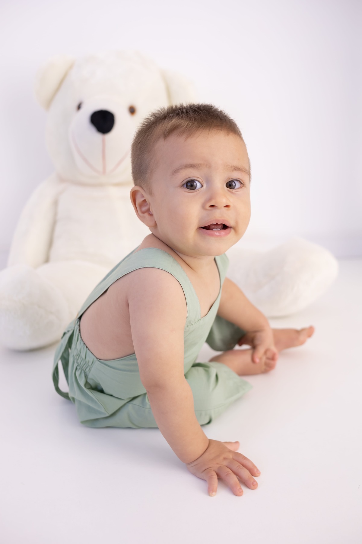 Ensaio de Smash the cake em estudio. Fotografo em londrina especializado em ensaios de bebes e crianças. Momento registrado pela fotografa Giscellayne.