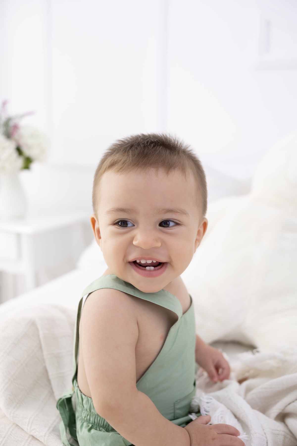 Ensaio de Smash the cake em estudio. Fotografo em londrina especializado em ensaios de bebes e crianças. Momento registrado pela fotografa Giscellayne.