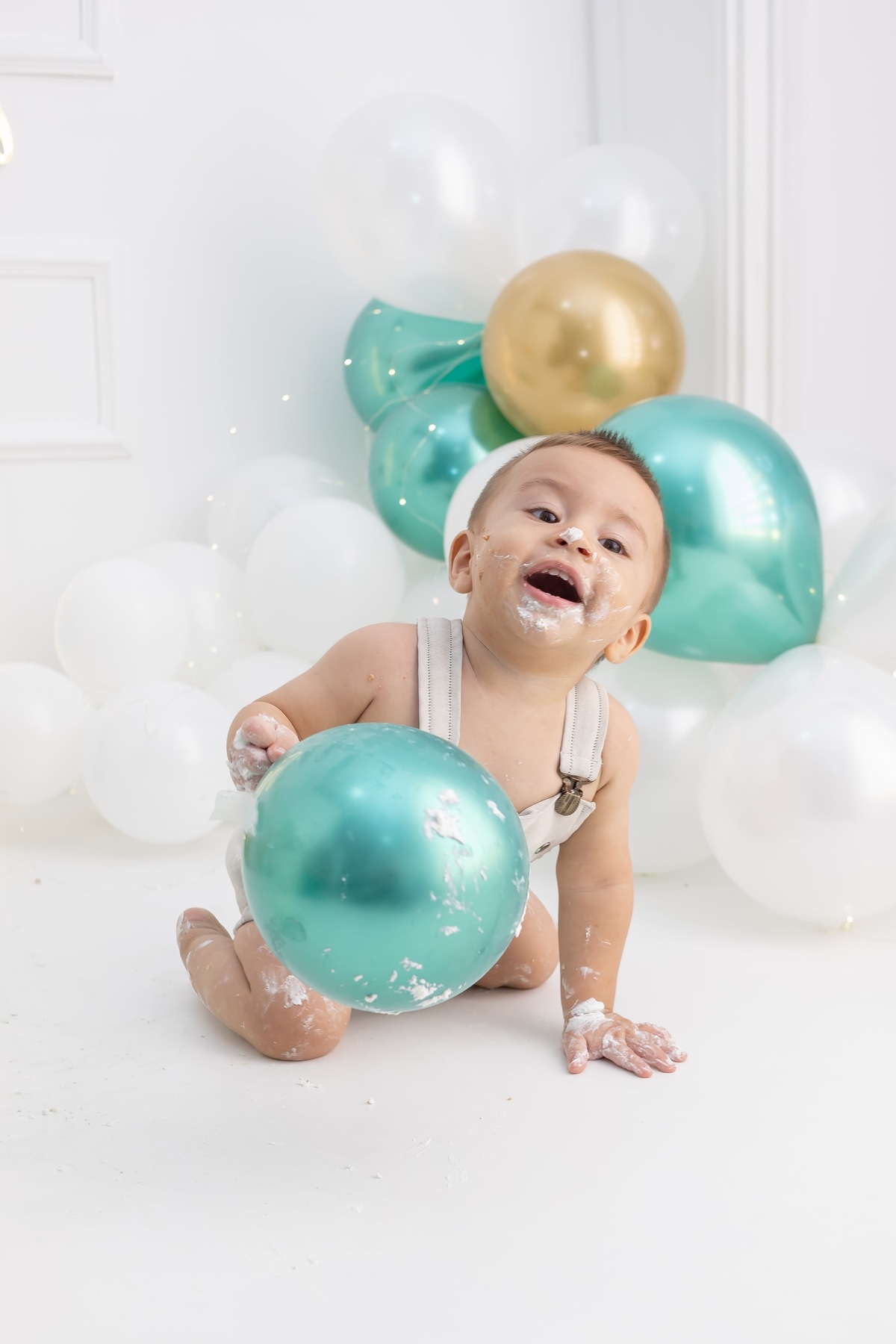 Ensaio de Smash the cake em estudio. Fotografo em londrina especializado em ensaios de bebes e crianças. Momento registrado pela fotografa Giscellayne.