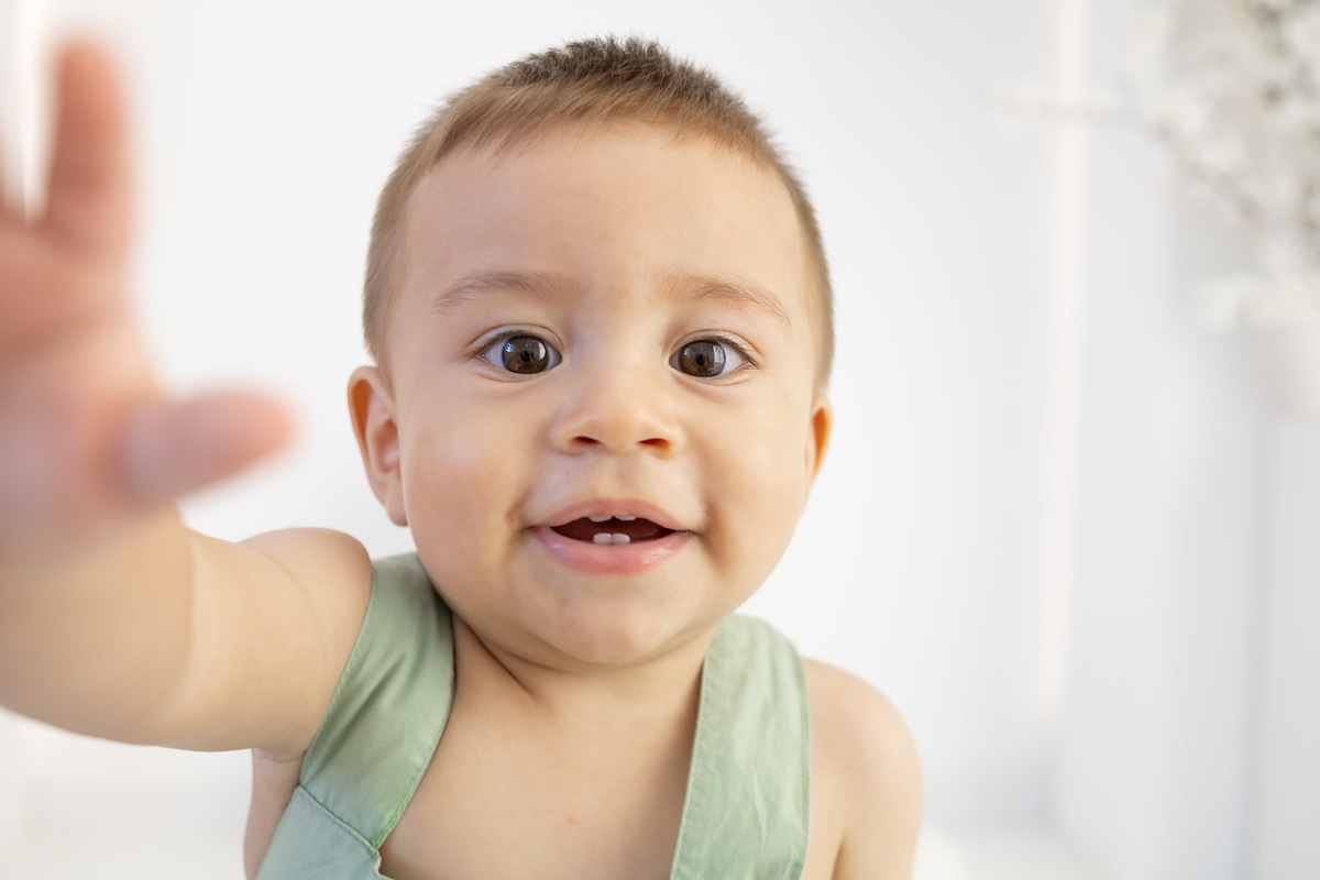 Ensaio de Smash the cake em estudio. Fotografo em londrina especializado em ensaios de bebes e crianças. Momento registrado pela fotografa Giscellayne.