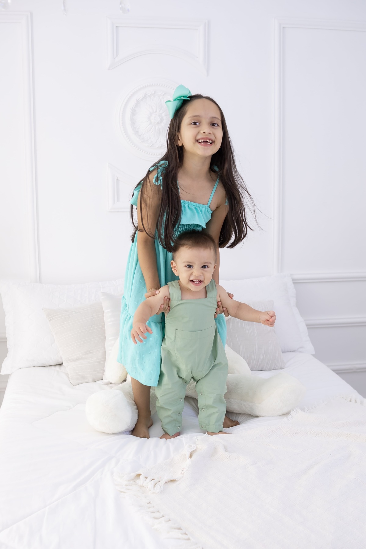 Ensaio de Smash the cake em estudio. Fotografo em londrina especializado em ensaios de bebes e crianças. Momento registrado pela fotografa Giscellayne.