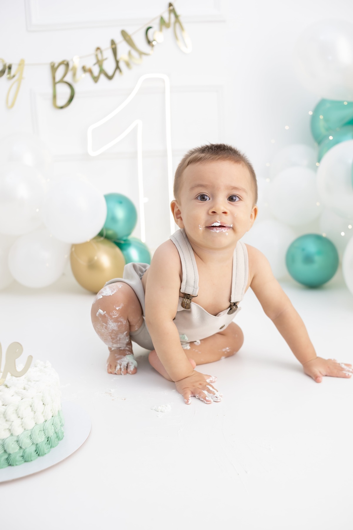 Ensaio de Smash the cake em estudio. Fotografo em londrina especializado em ensaios de bebes e crianças. Momento registrado pela fotografa Giscellayne.
