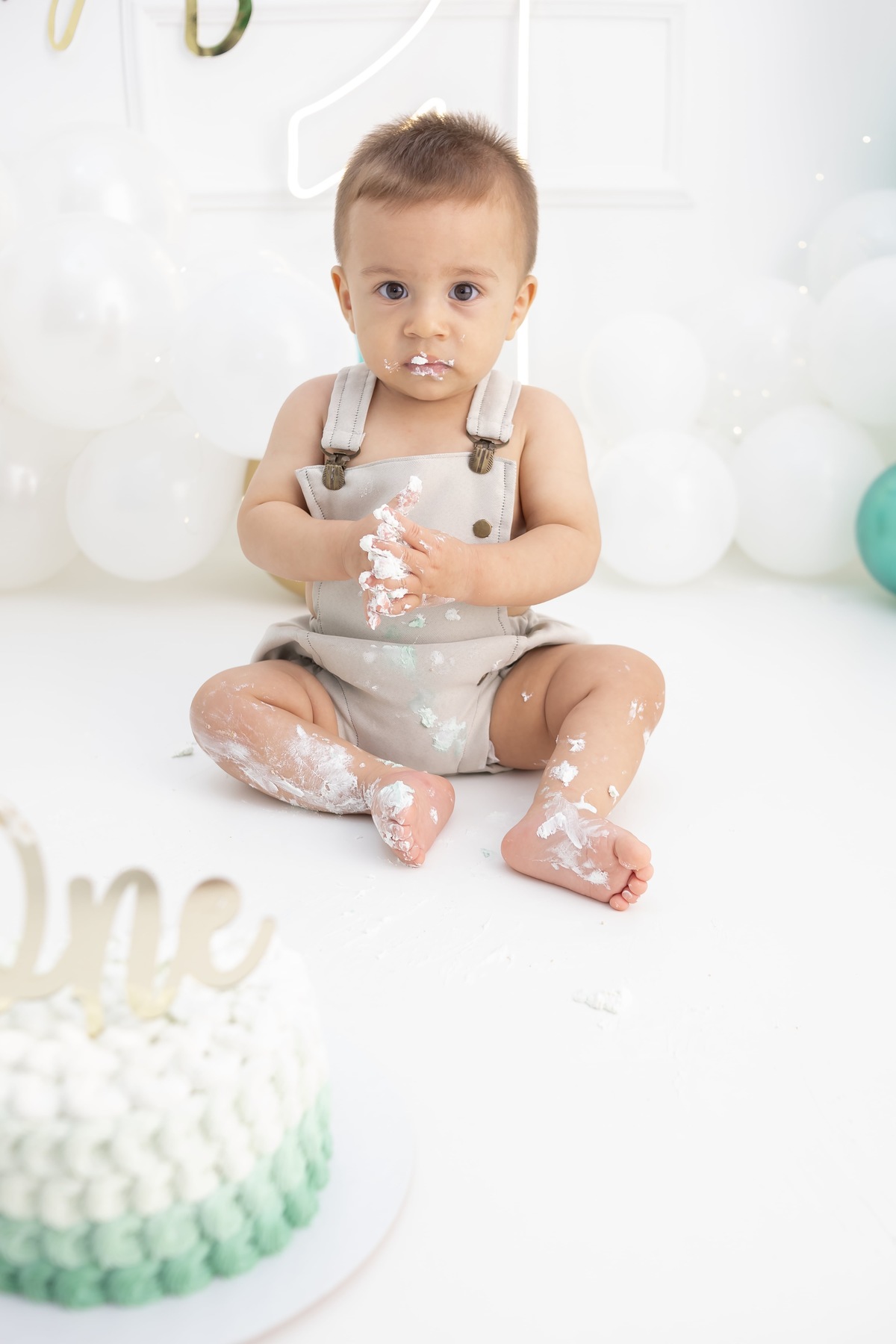 Ensaio de Smash the cake em estudio. Fotografo em londrina especializado em ensaios de bebes e crianças. Momento registrado pela fotografa Giscellayne.
