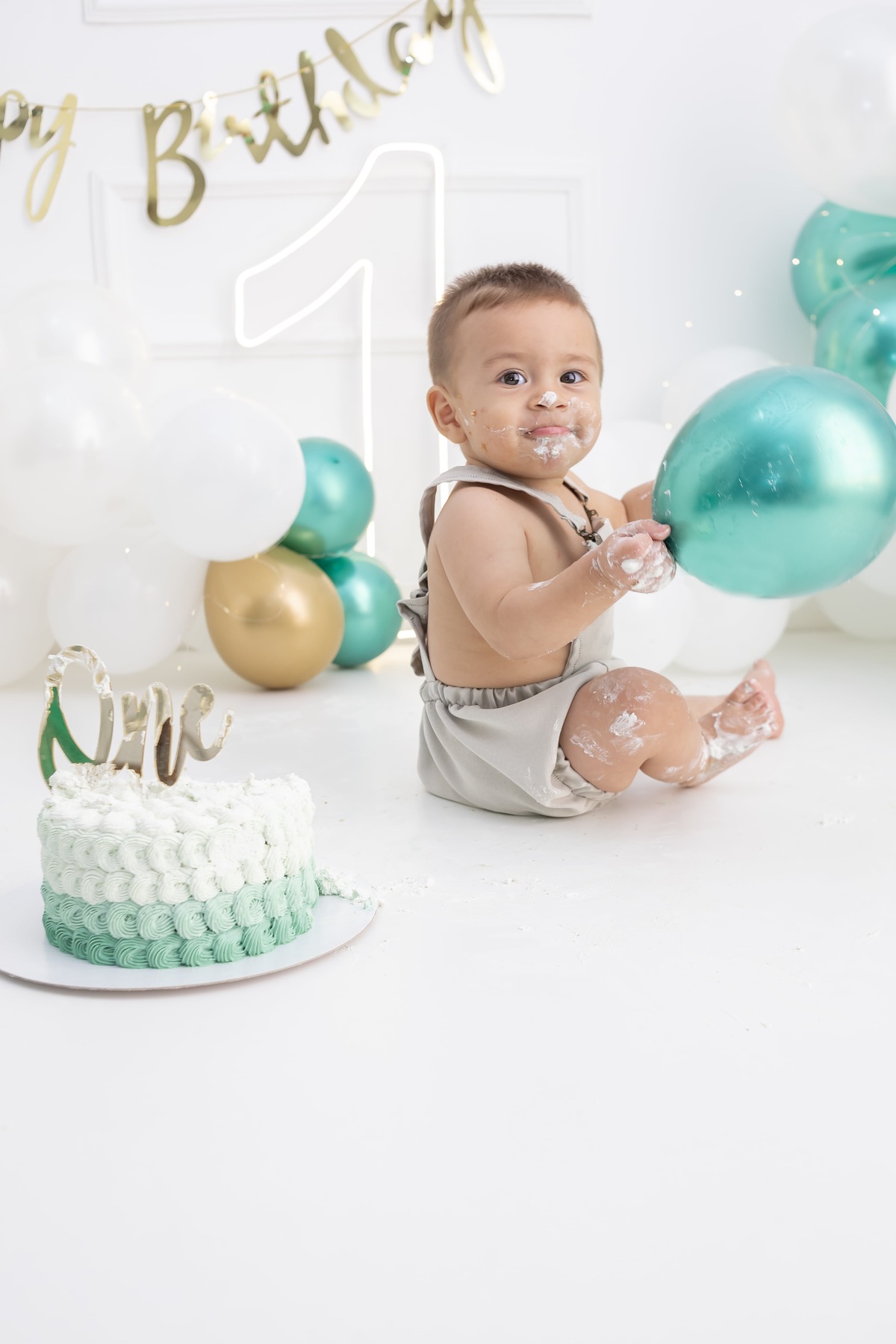 Ensaio de Smash the cake em estudio. Fotografo em londrina especializado em ensaios de bebes e crianças. Momento registrado pela fotografa Giscellayne.