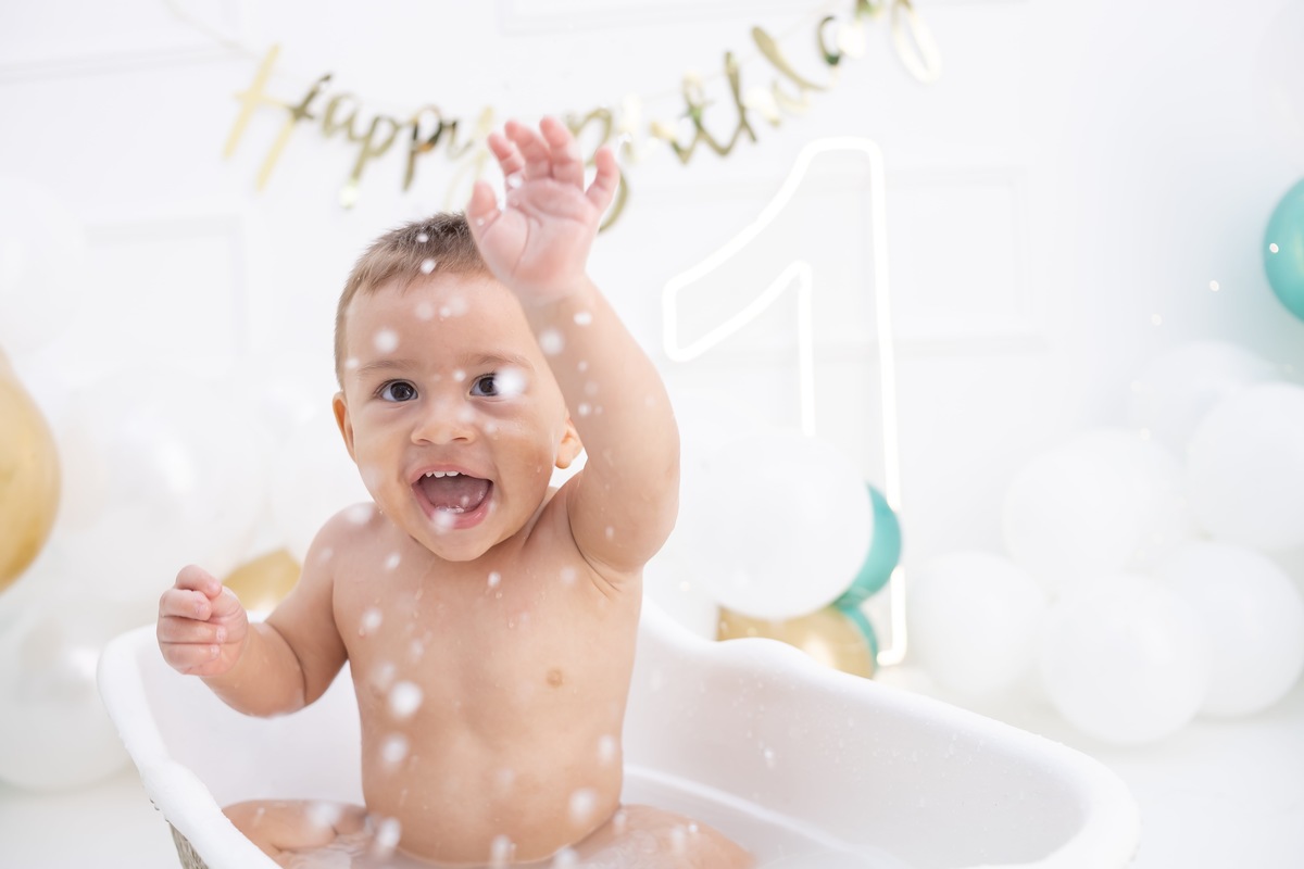 Ensaio de Smash the cake em estudio. Fotografo em londrina especializado em ensaios de bebes e crianças. Momento registrado pela fotografa Giscellayne.