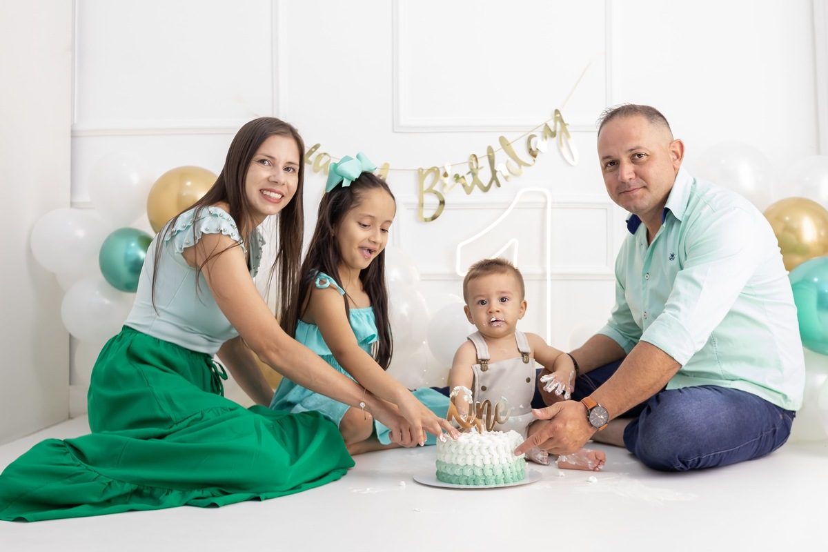 Ensaio de Smash the cake em estudio. Fotografo em londrina especializado em ensaios de bebes e crianças. Momento registrado pela fotografa Giscellayne.