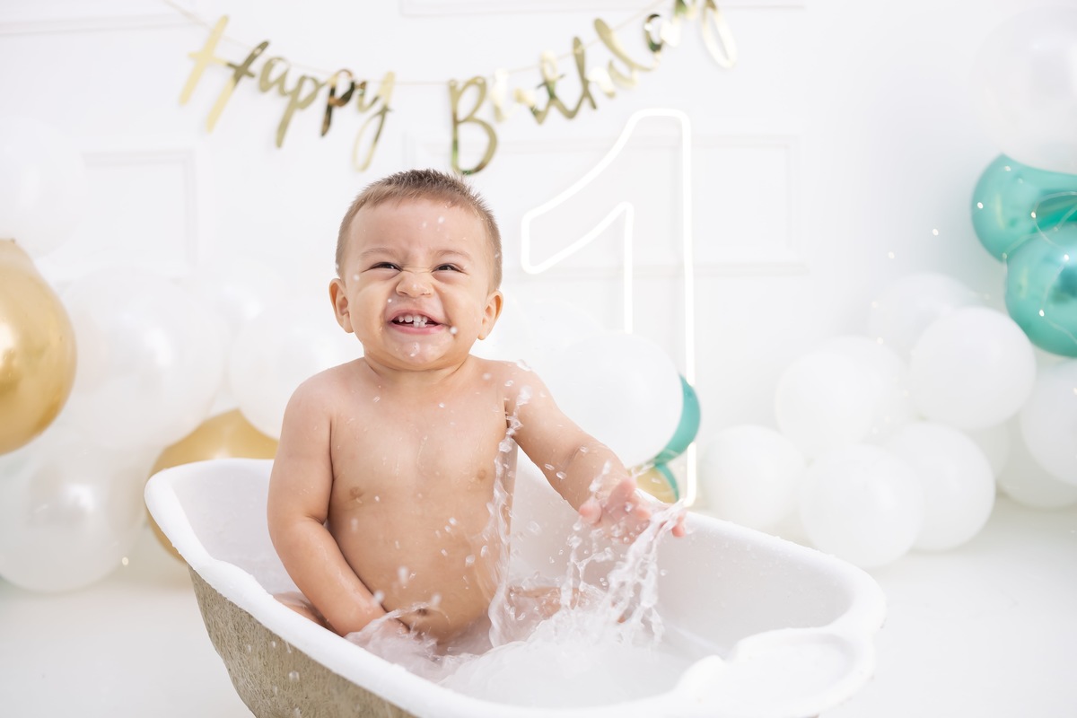 Ensaio de Smash the cake em estudio. Fotografo em londrina especializado em ensaios de bebes e crianças. Momento registrado pela fotografa Giscellayne.