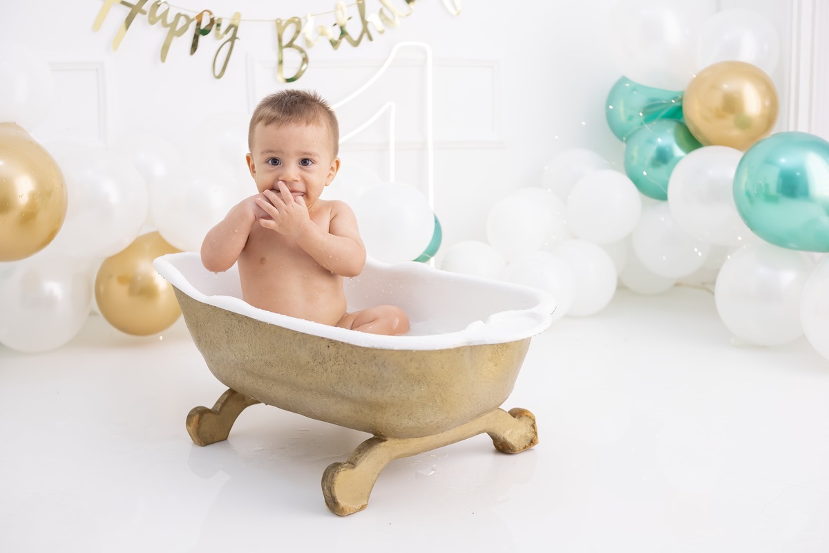 Ensaio de Smash the cake em estudio. Fotografo em londrina especializado em ensaios de bebes e crianças. Momento registrado pela fotografa Giscellayne.