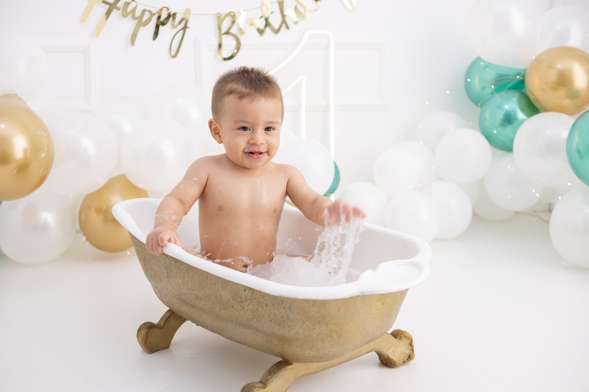 Ensaio de Smash the cake em estudio. Fotografo em londrina especializado em ensaios de bebes e crianças. Momento registrado pela fotografa Giscellayne.