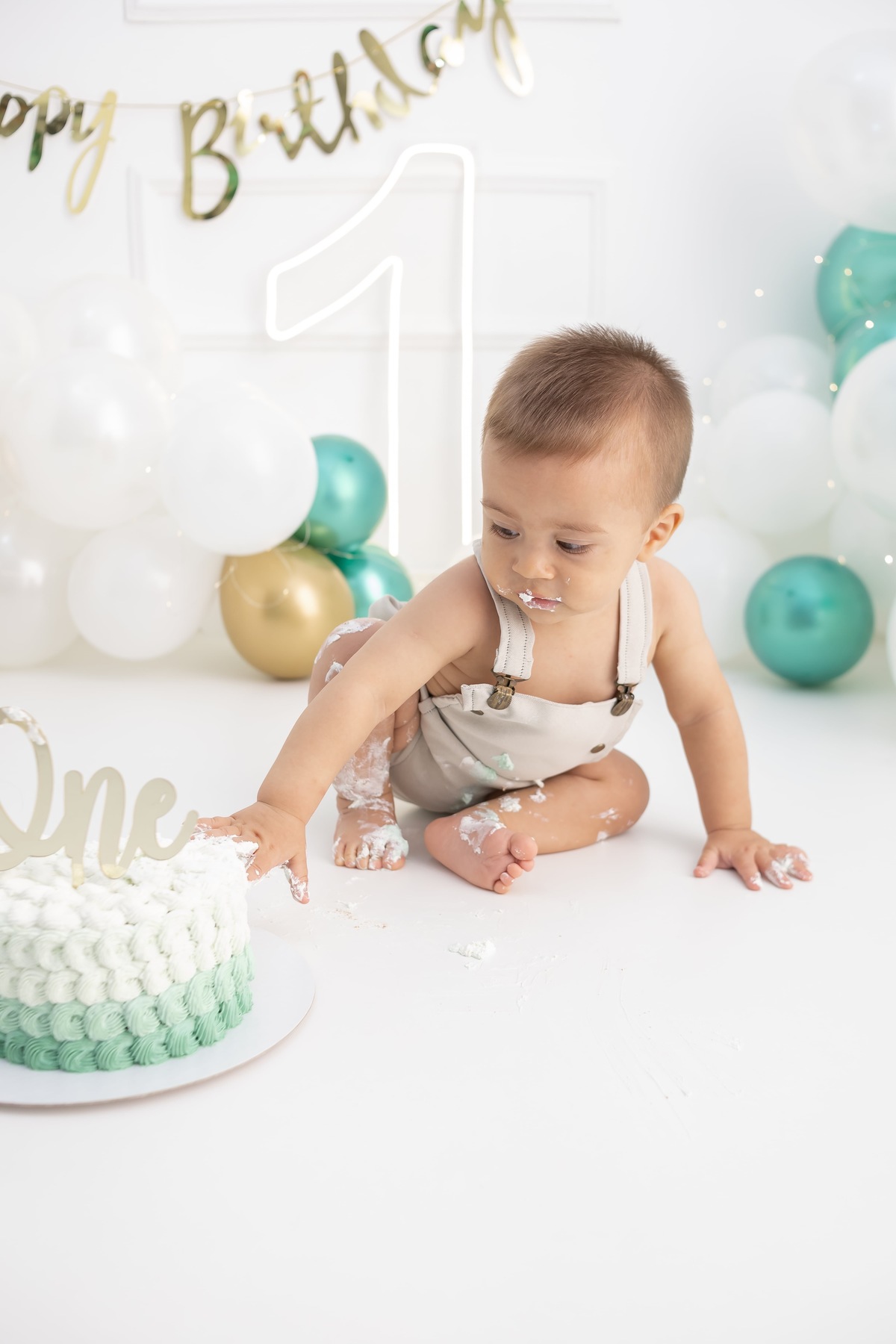 Ensaio de Smash the cake em estudio. Fotografo em londrina especializado em ensaios de bebes e crianças. Momento registrado pela fotografa Giscellayne.
