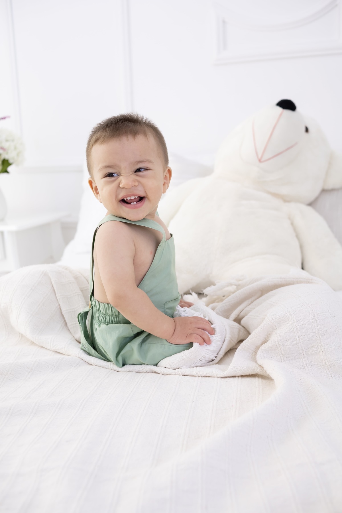 Ensaio de Smash the cake em estudio. Fotografo em londrina especializado em ensaios de bebes e crianças. Momento registrado pela fotografa Giscellayne.