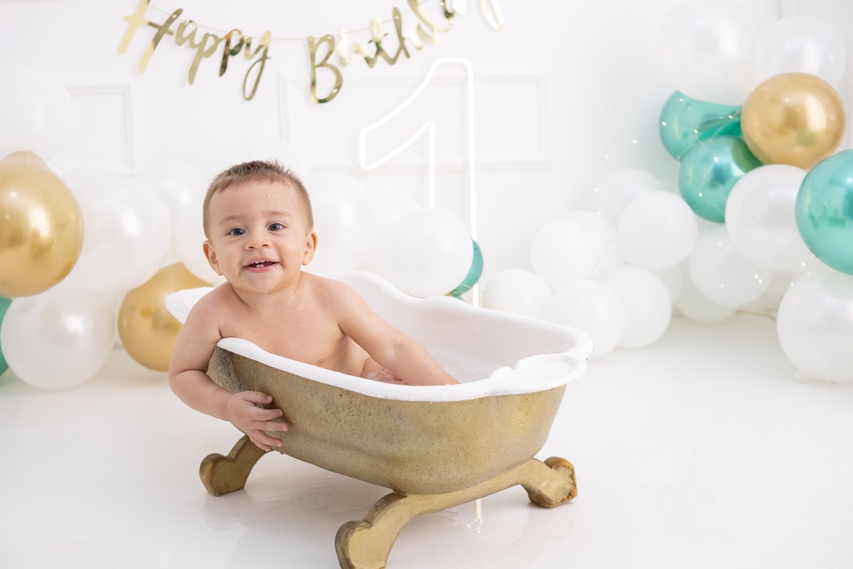 Ensaio de Smash the cake em estudio. Fotografo em londrina especializado em ensaios de bebes e crianças. Momento registrado pela fotografa Giscellayne.