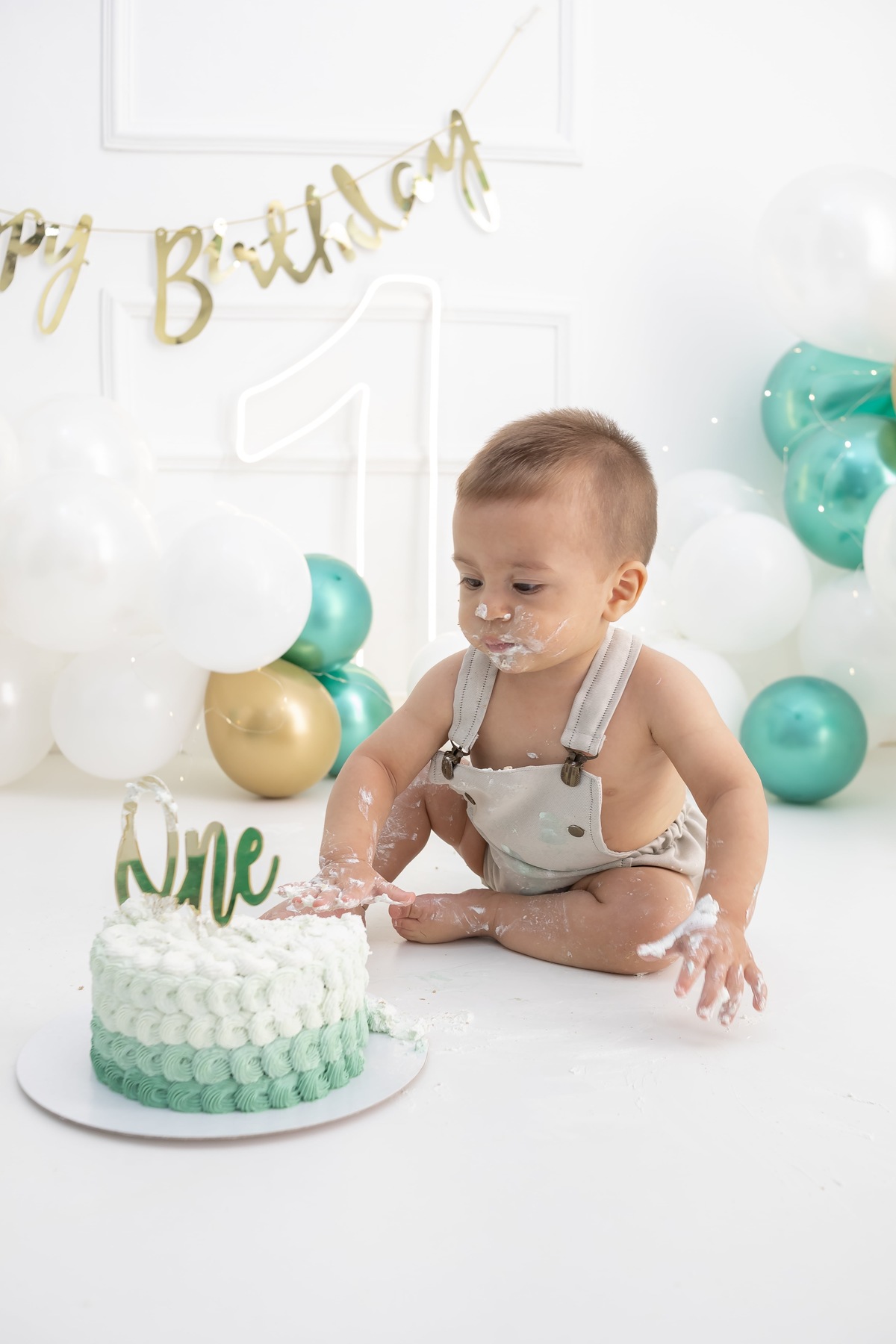 Ensaio de Smash the cake em estudio. Fotografo em londrina especializado em ensaios de bebes e crianças. Momento registrado pela fotografa Giscellayne.