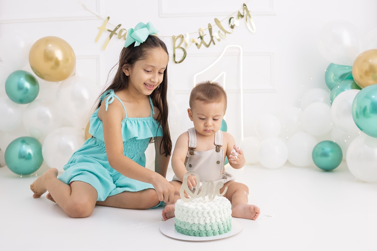 Ensaio de Smash the cake em estudio. Fotografo em londrina especializado em ensaios de bebes e crianças. Momento registrado pela fotografa Giscellayne.