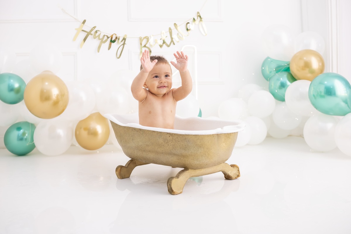 Ensaio de Smash the cake em estudio. Fotografo em londrina especializado em ensaios de bebes e crianças. Momento registrado pela fotografa Giscellayne.