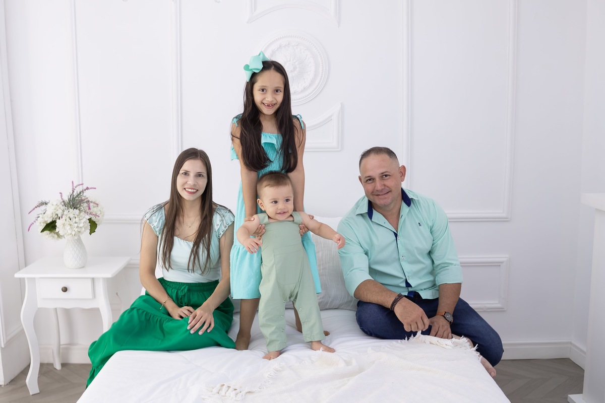 Ensaio de Smash the cake em estudio. Fotografo em londrina especializado em ensaios de bebes e crianças. Momento registrado pela fotografa Giscellayne.